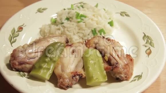 非常美味的鸡翅和米饭和蔬菜视频的预览图