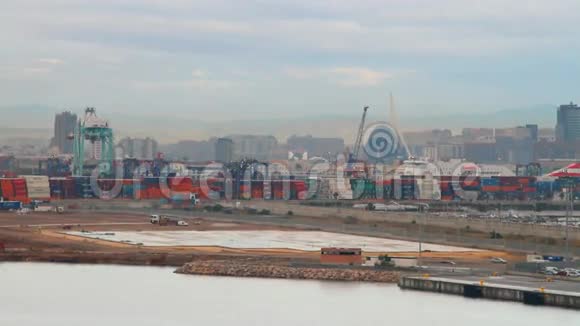 海港和城市的水域西班牙巴伦西亚视频的预览图