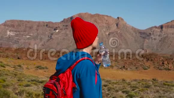 徒步旅行的女人在Tenerife的Tide徒步旅行后喝水加那利群岛特内里费的高加索女游客视频的预览图