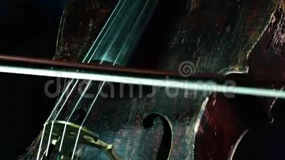 旧大提琴演奏黑色背景特写视频的预览图