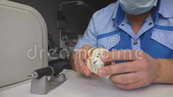 人工义齿模型制作质量的牙科研究视频的预览图