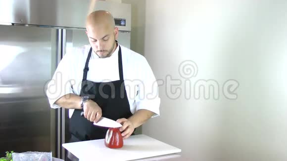 厨师测试刀视频的预览图