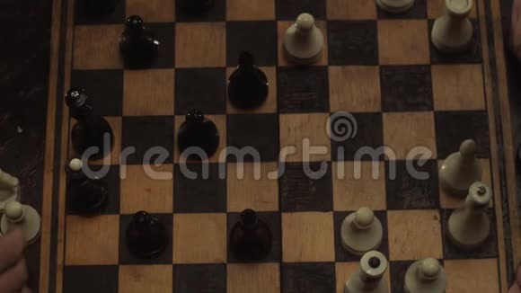 下棋特写木棋盘棋盘和棋子视频的预览图