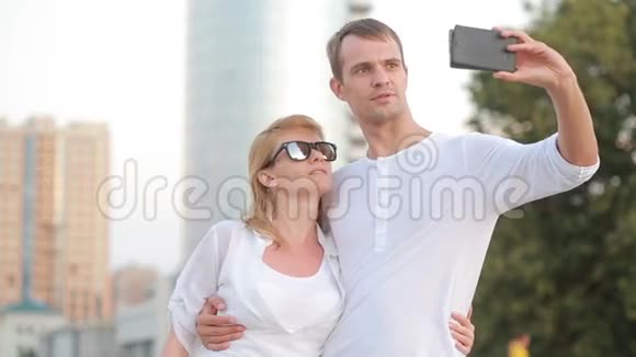 漂亮的年轻夫妇在街上自拍视频的预览图