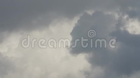 乌云笼罩着忧郁的天空视频的预览图