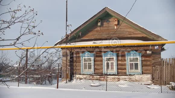 在俄罗斯一个白雪覆盖的空村里破旧的小屋被关闭视频的预览图