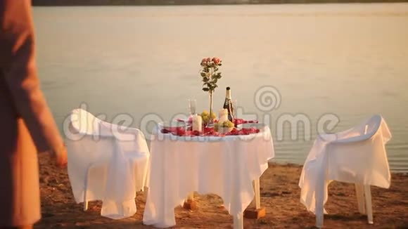 为心爱的人惊喜海滩上的浪漫晚餐视频的预览图