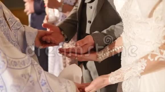 东正教教堂的婚礼婚礼东正教的新郎新娘视频的预览图