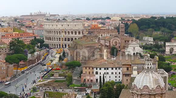 从维托里奥埃曼纽尔宫俯瞰罗马和罗马竞技场视频的预览图
