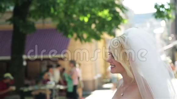 漂亮的新婚夫妇在街上接吻视频的预览图