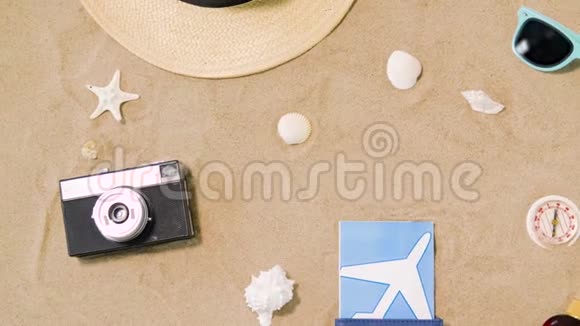 沙滩沙上的旅游门票相机和帽子视频的预览图