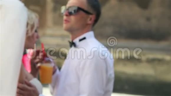 新婚夫妇新娘喝橙汁视频的预览图