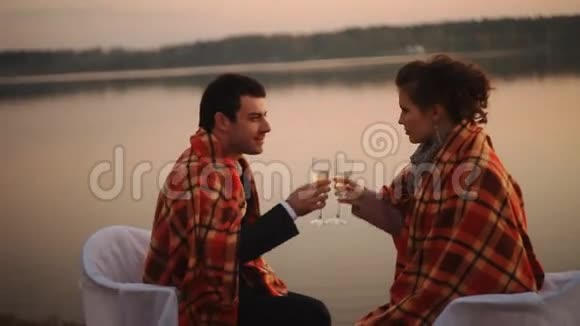 爱情画像中的幸福夫妻日落时分在贝奇户外视频的预览图