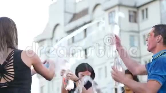 男孩和女孩给人们倒瓶装水年轻人的乐趣视频的预览图