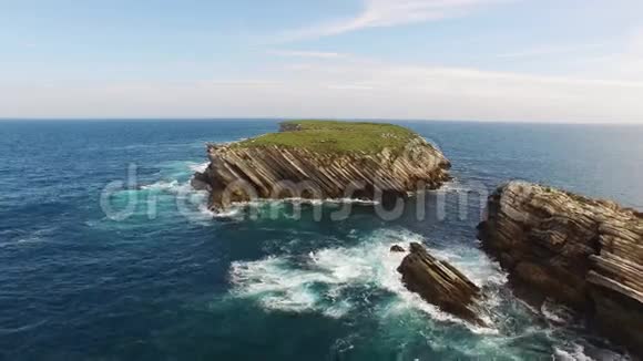 一个美丽的小石岛贝拉尔纳普尼基在海洋中视频的预览图