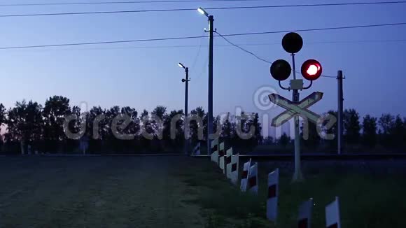 红色闪烁的灯光警告列车即将到来视频的预览图