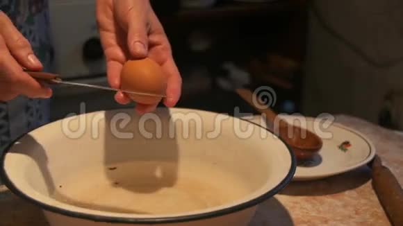 把鸡蛋打碎成碗慢动作视频的预览图