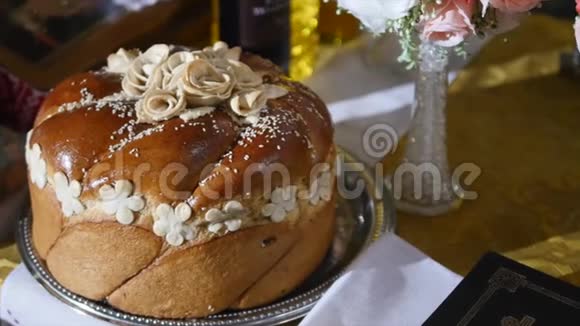 传统的婚礼面包在桌子上婚礼桌上有甜的传统婚礼面包视频的预览图