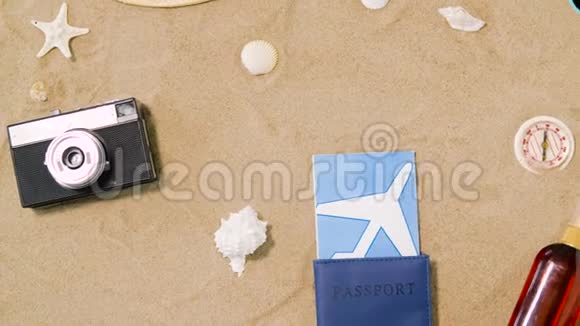 沙滩沙上的旅游门票相机和帽子视频的预览图