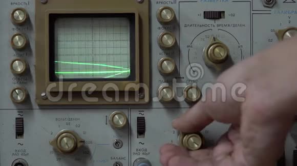 示波器允许观察不断变化的信号电压视频的预览图