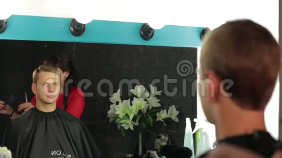 主理发师用芥末造型发与喷雾视频的预览图