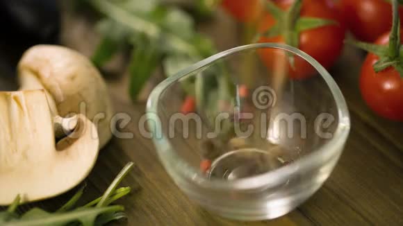 胡椒混合香料倒入小玻璃碗视频的预览图