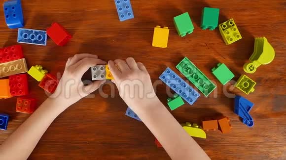 女孩在桌子上的彩色积木里玩耍视频的预览图