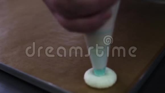 制作通心粉法式甜点榨面团的过程视频的预览图