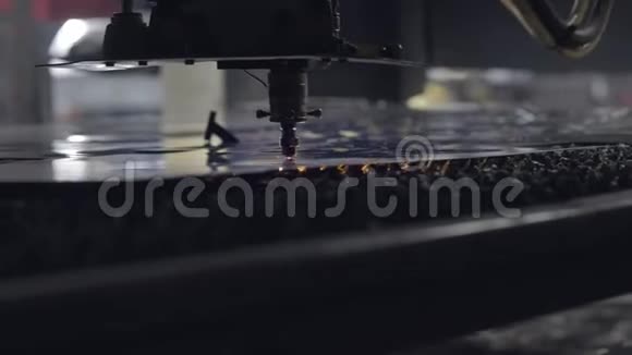 数控激光切割平面钣金钢材料在车床上的程序现代工业技术明亮的明亮的视频的预览图