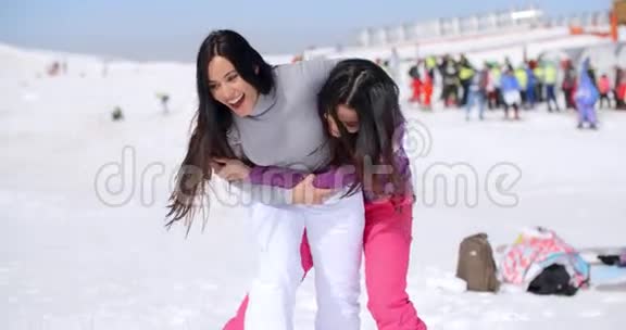 两个顽皮的女人在雪地里嬉戏视频的预览图