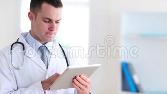 年轻医生使用平板电脑视频的预览图
