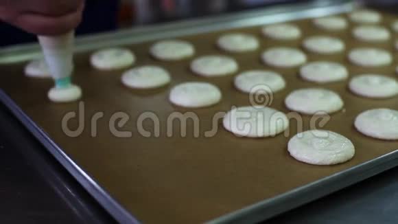 制作通心粉法式甜点榨面团的过程视频的预览图