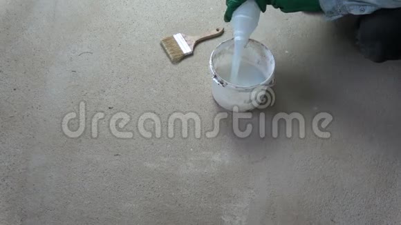 工人漆刷覆盖混凝土地板保护材料底漆视频的预览图