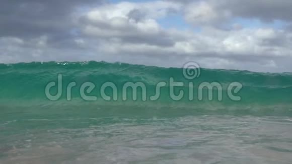 夏威夷海滩上的玻璃慢波视频的预览图