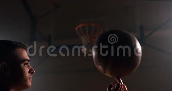 运动员用手指旋转篮球视频的预览图
