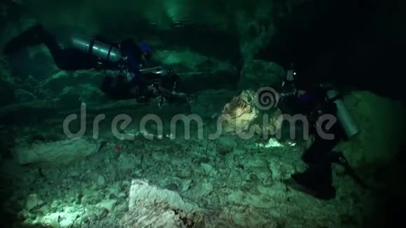 在墨西哥尤卡坦山脉的洞穴里进行惊人的潜水视频的预览图