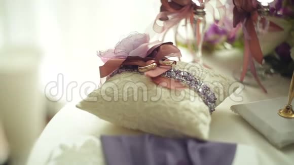 结婚典礼桌上有香槟戒指和一束鲜花视频的预览图