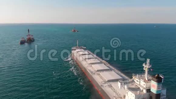 散货船离开港口高速向右方向移动视频的预览图