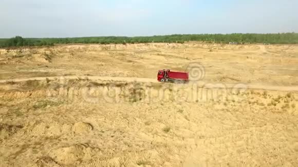 在乡下开卡车场景农村采石场道路上卡车行驶的俯视图视频的预览图