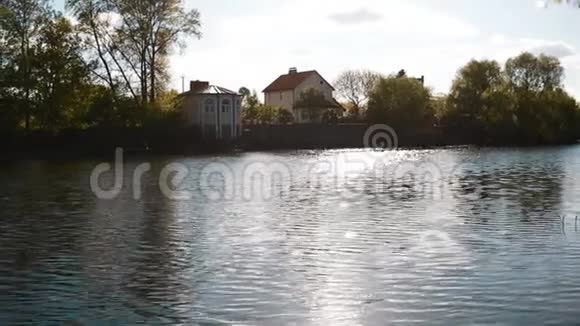 美丽的池塘和乡村背景视频的预览图