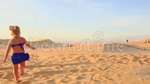 夕阳下的沙丘上赤足奔跑视频的预览图