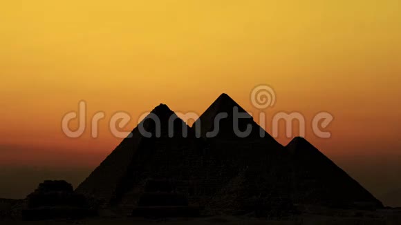 埃及开罗大金字塔上的超级月亮时光流逝视频的预览图