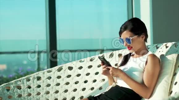快乐的女人用智能手机读留言视频的预览图