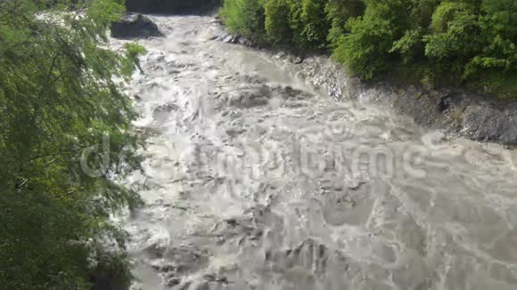 洪水快速流经格鲁吉亚肿胀的山河视频的预览图