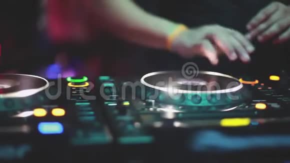 关闭DJ播放音乐混合和划痕转盘音乐设备1920x1080视频的预览图