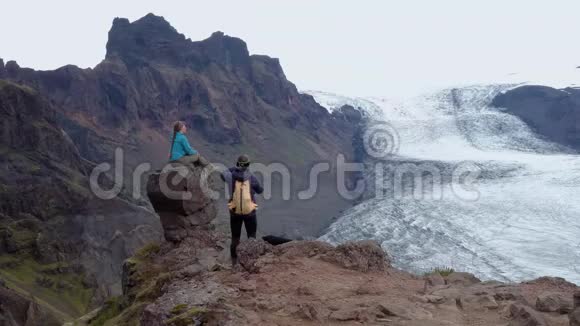 冰岛山区的游客视频的预览图
