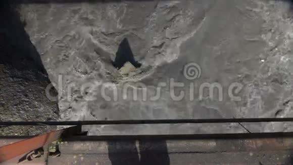 洪水快速流经格鲁吉亚肿胀的山河视频的预览图