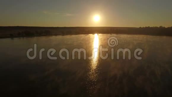 空中神奇的日落湖上视频的预览图