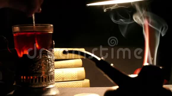 俄罗斯NKVD官员在桌玻璃上端茶附近有一根熏烟管视频的预览图