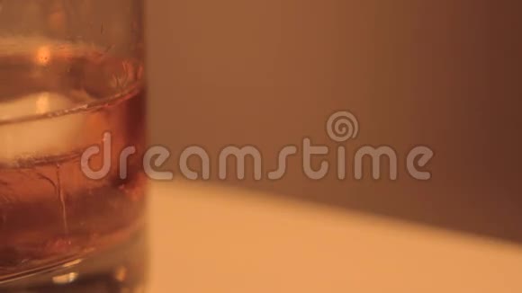 威士忌里的冰正在融化视频的预览图